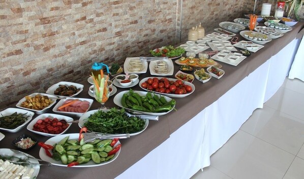 Café da manhã com buffet grátis todos os dias