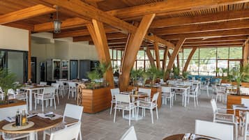 Petit déjeuner, déjeuner et dîner servis sur place