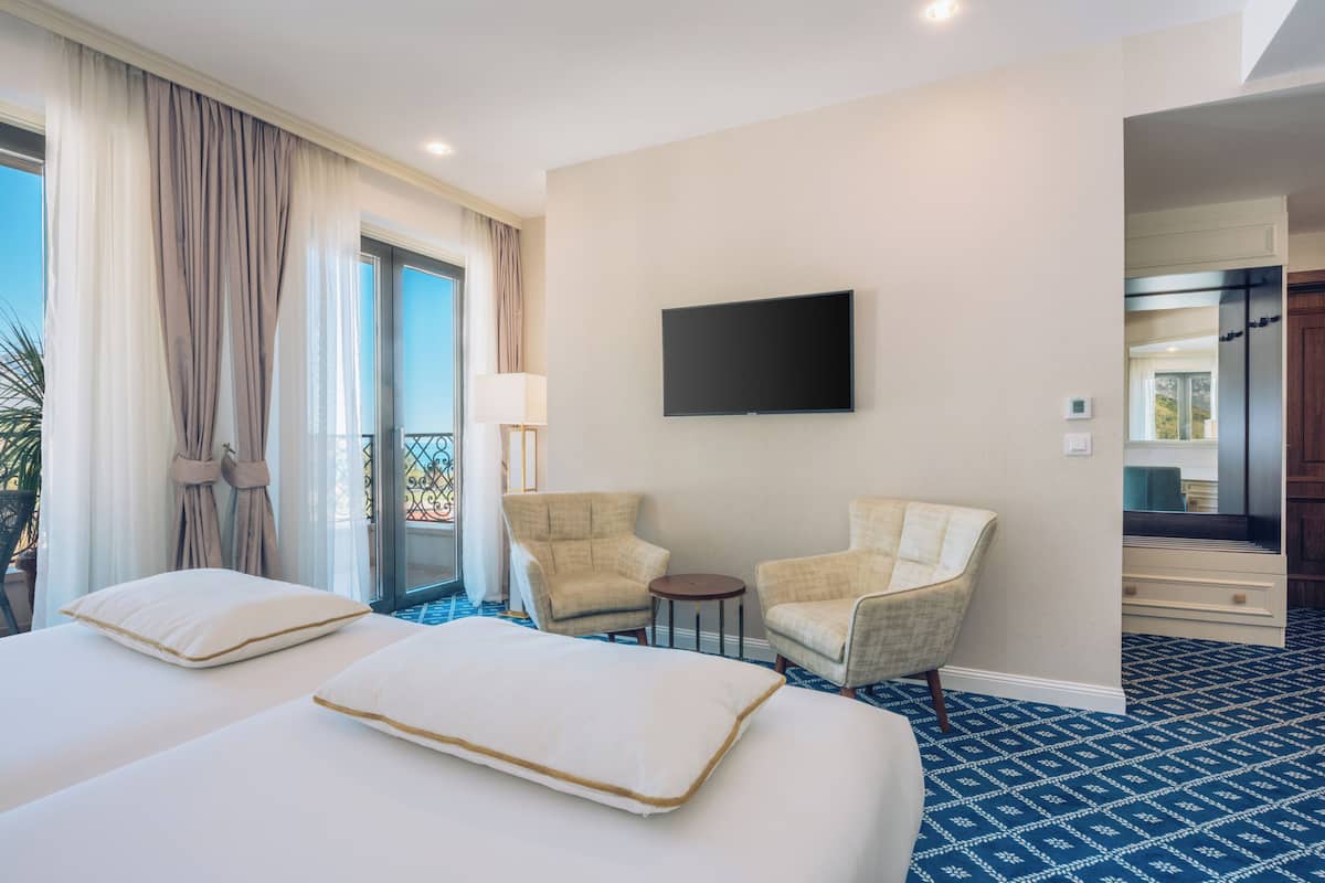 Double Room, Partial Sea View | 1 bedroom, minibar, in-room safe, individually decorated