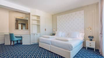 Una habitación de hotel con una cama grande, un escritorio y una silla.