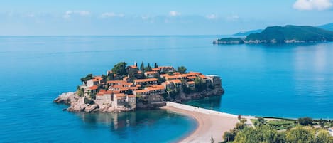 Una spiaggia nelle vicinanze