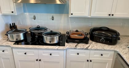 Newly Remodeled, Waterfront, Firepit, 3 Masters, Backyard Fishing, Kayaks & More