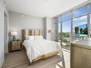 2 Schlafzimmer, Schreibtisch, Bügeleisen/Bügelbrett, Reisekinderbett
