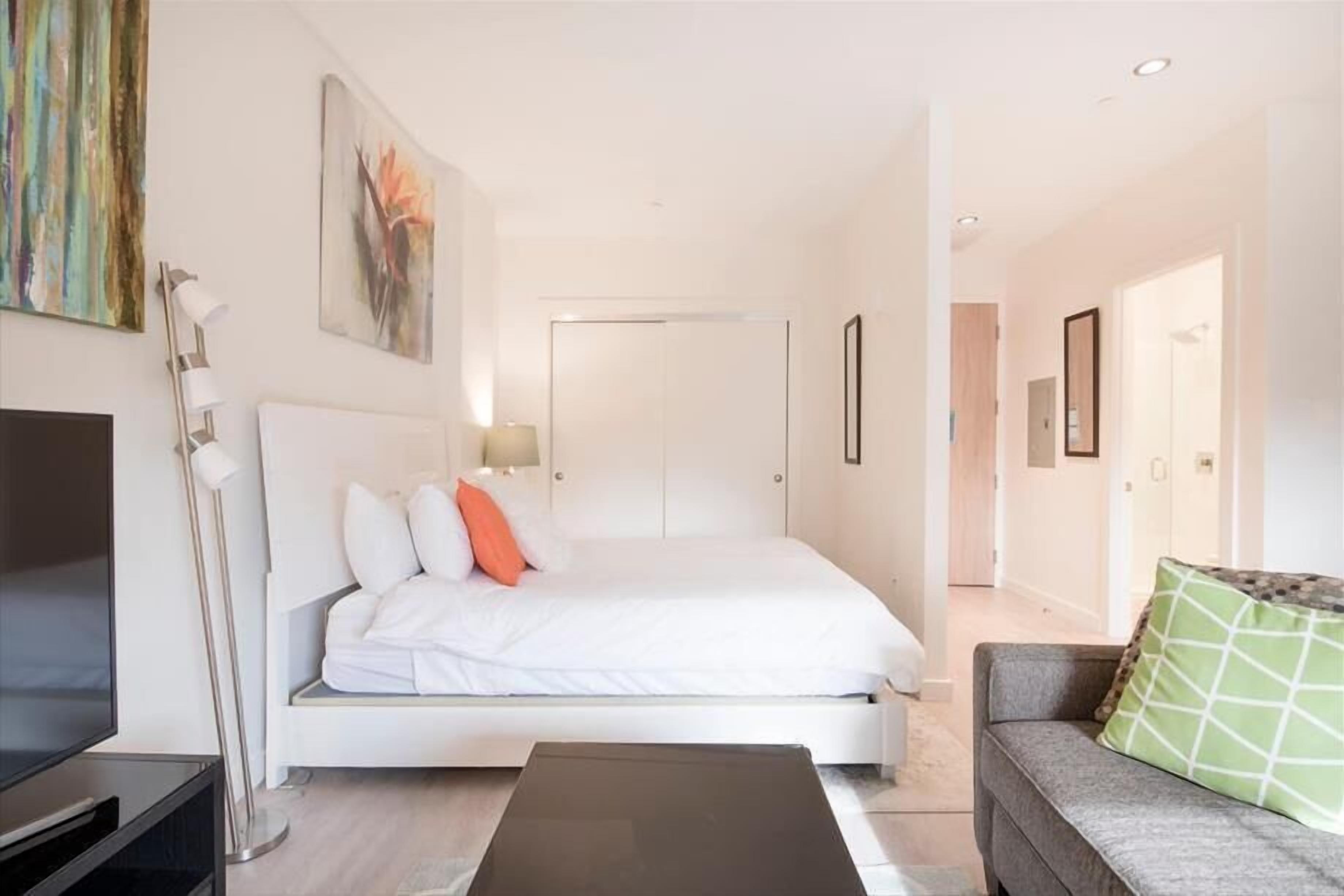 Työpöytä, silitysrauta/-lauta, ilmainen Wi-Fi, vuodevaatteet