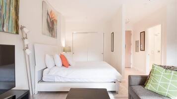 办公桌、熨斗/熨衣板、免费 WiFi、床单