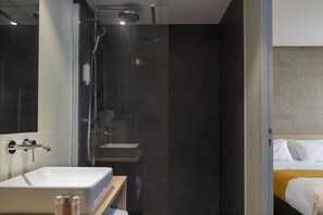 Shower, hair dryer, towels, soap - 37 Lodge La Défense Courbevoie (Courbevoie)