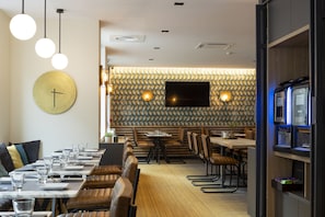 Petit déjeuner buffet (15 EUR par personne)