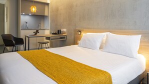 A hotel room with a bed, a desk, and a chair. - 37 Lodge La Défense Courbevoie (Courbevoie)