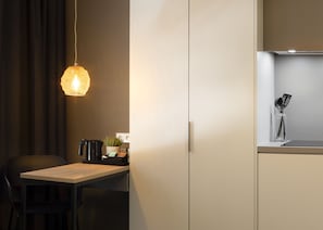 Réfrigérateur, micro-ondes, plaque de cuisson, cafetiÚre/bouilloire