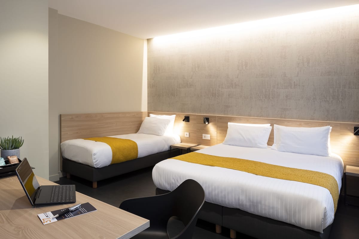 Master Lodge | Premium bedding, individually decorated, individually furnished, desk