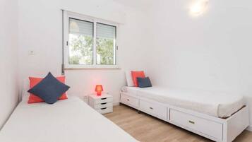 3 bedrooms, iron/ironing board, free WiFi, bed sheets