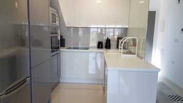 Frigorifero, microonde, forno, piano cottura