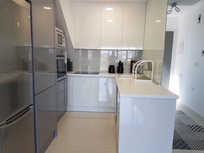 Réfrigérateur, micro-ondes, four, plaque de cuisson