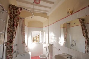 Douche, sèche-cheveux, bidet, serviettes fournies