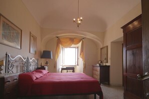 3 chambres, fer et planche à repasser, Wi-Fi, draps fournis