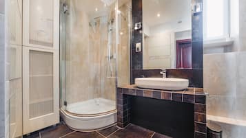 Apartment (Swietojanska 83/4) | Bathroom | Bathtub, hair dryer, towels, toilet paper