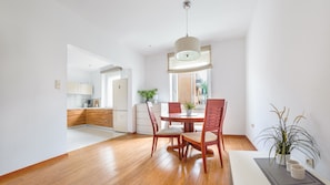 Apartamento (Swietojanska 83/4) | Cozinha americana privada | Geladeira, cooktop, chaleira elétrica