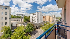 A high-rise building with multiple balconies and a clear view of the surrounding urban area. - Apartamenty Sun & Snow Gdynia Centrum (Gdynia)