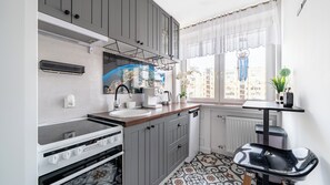 Apartamento (9 – Skwer Kościuszki 17/19C) | Cozinha privada | Geladeira, cooktop, chaleira elétrica