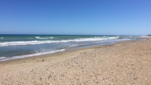 På stranden