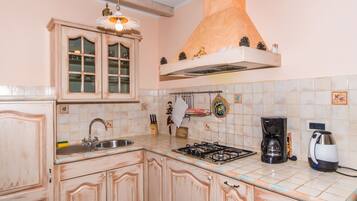 Køleskab, mikrobølgeovn, ovn, kogeplade