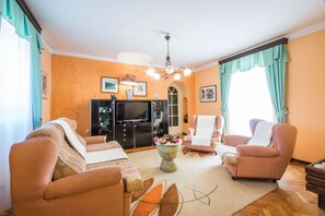 Téléviseur, foyer, livres, sélection de films