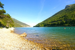 Plage à proximité, chaises longues