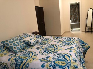 Skrivebord, blendingsgardiner og strykejern/-brett