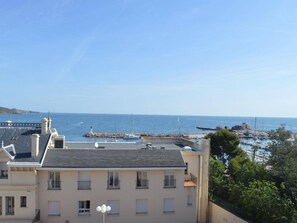 A coastal building with a view of the sea, a pier, and boats. - Studio cabin with terrace and sea view in Banyuls-sur-Mer, 4 people (Banyuls-sur-Mer)