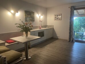 Phòng đôi tiện nghi đơn giản, 1 giường cỡ queen, quang cảnh hồ bơi, tầng trệt | Bộ trải giường bằng vải cotton Ai Cập, bộ đồ giường cao cấp, minibar 