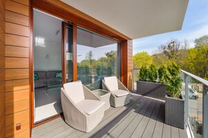 Tabla de planchar con plancha, wifi gratis y ropa de cama 