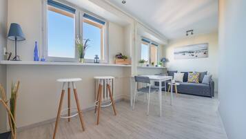 Studio (32/45) | Espace de travail pour ordinateur portable, fer et planche à repasser