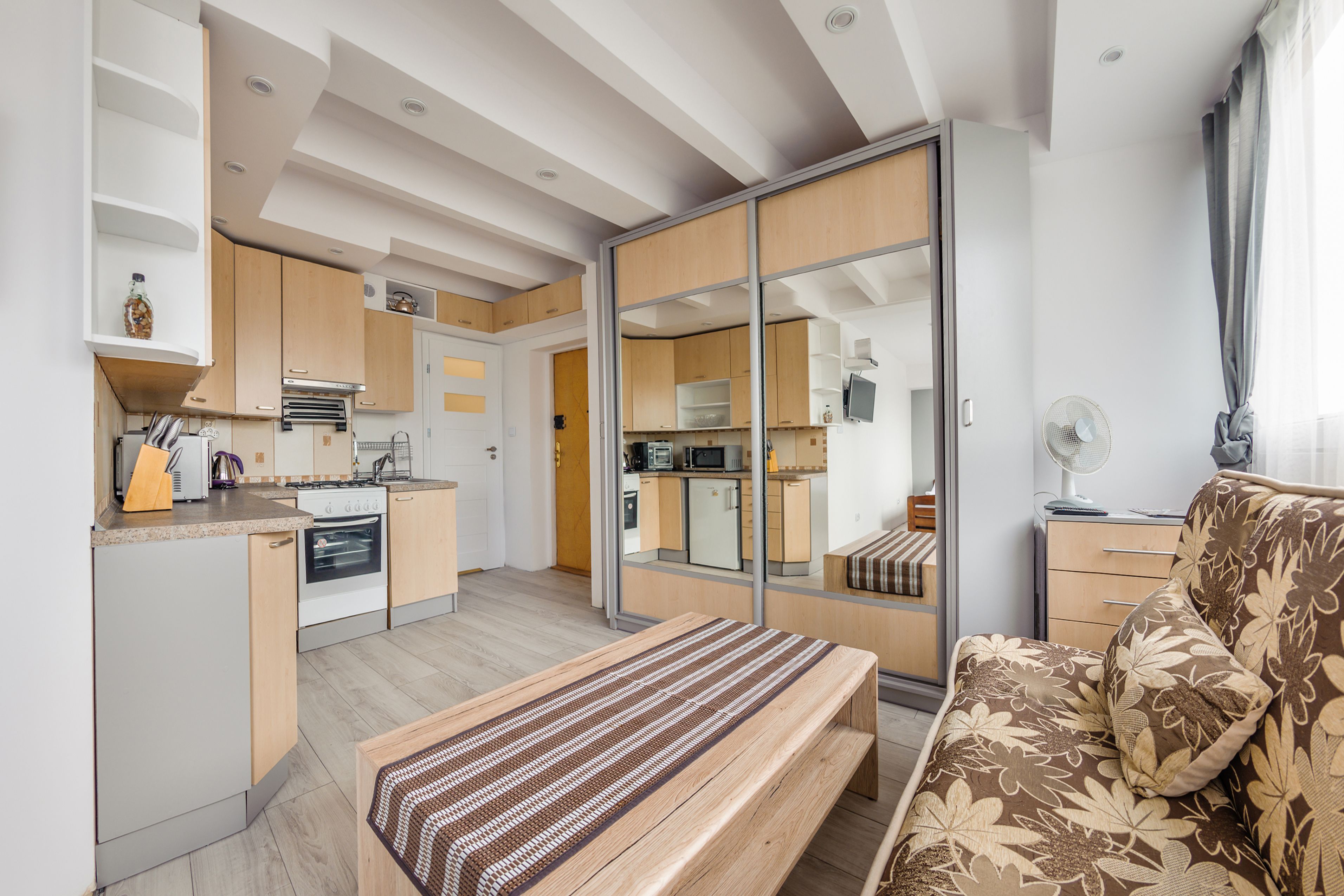 Espacio para trabajar con laptop y tabla de planchar con plancha 