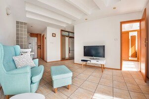 Espacio para trabajar con laptop y tabla de planchar con plancha 