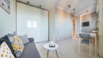 Espacio para trabajar con laptop y tabla de planchar con plancha