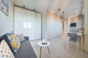 Espacio para trabajar con laptop y tabla de planchar con plancha 