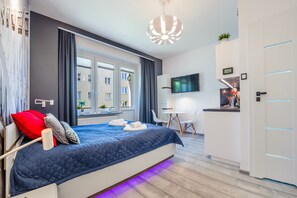 Studio (39/53) | Kannettavalle tietokoneelle sopiva työtila, silitysrauta/-lauta