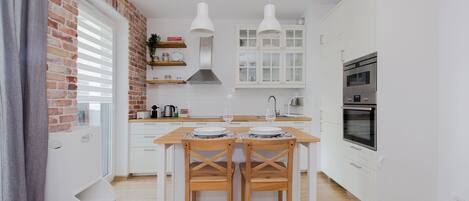 Comfort Apartment, Courtyard View | In-room dining