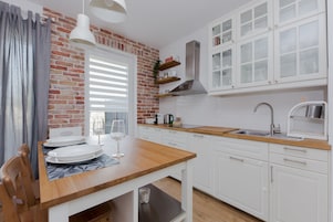 Refrigerador con freezer, microondas, horno, placa de cocina