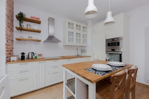 Comfort Apartment, Courtyard View | Private kitchen | Full-size fridge, microwave, oven, stovetop - ShortStayPoland Marymoncka - B22 (Warsaw)