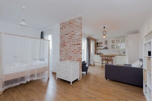 Ropa de cama de alta calidad y espacio para trabajar con laptop