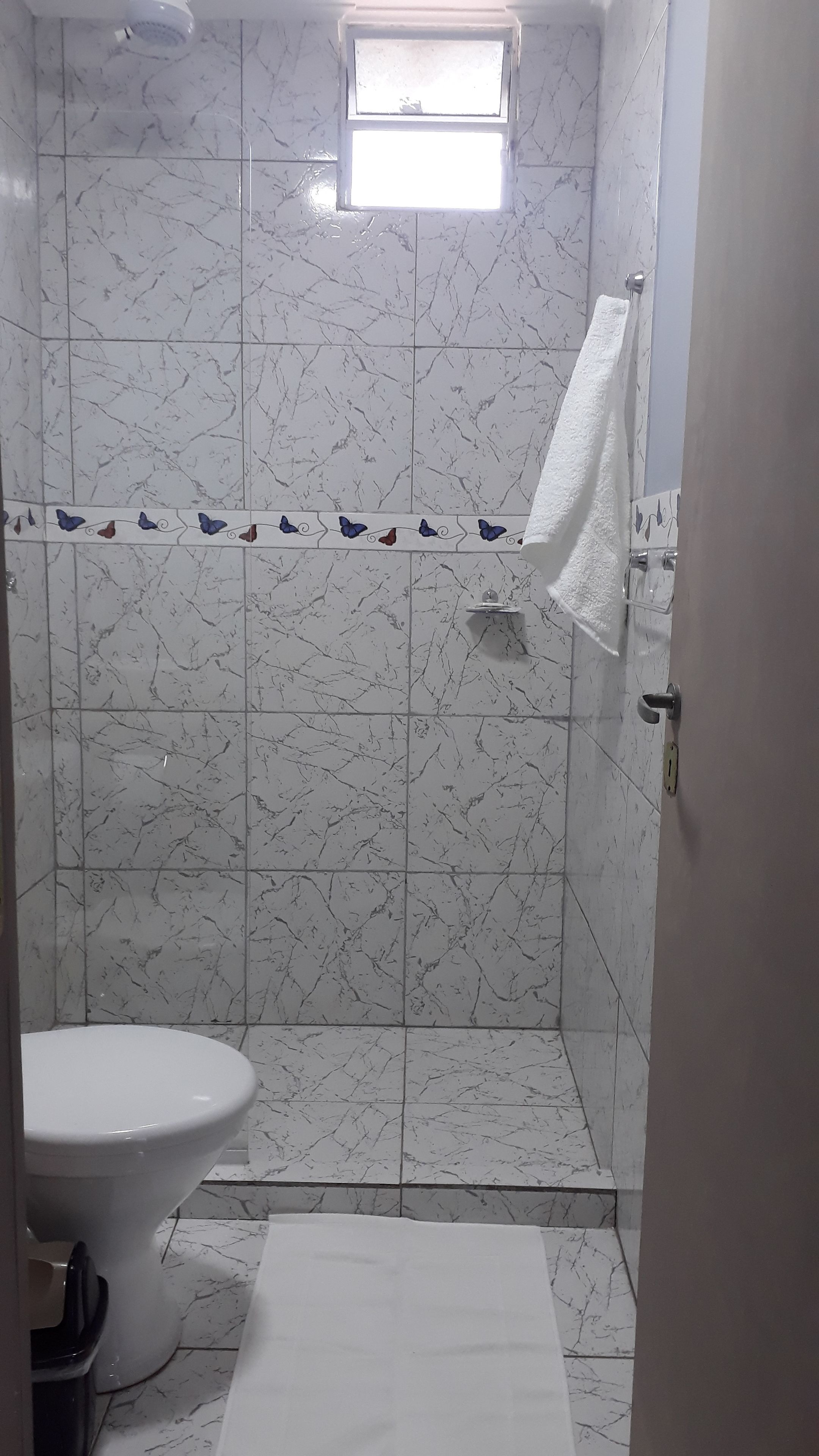 shower, rainfall showerhead, free toiletries, towels