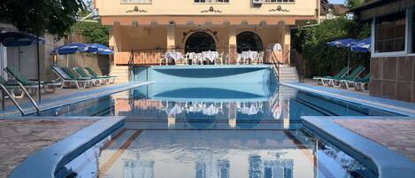 Alberca al aire libre, acceso de 10:00 a 19:00, y camastros