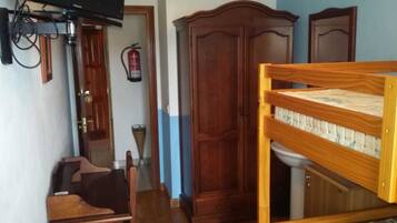 Eenpersoonskamer, gemeenschappelijke badkamer | Individueel gedecoreerd, een bureau, babybedden (toeslag)