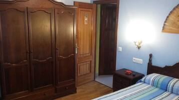 Habitación doble, baño privado | Decoración personalizada, escritorio, cunas y camas extra