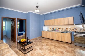 Kühlschrank, Mikrowelle, Wasserkocher, Kochgeschirr/Geschirr/Besteck