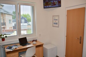 Single Room (7) | In-room business centre