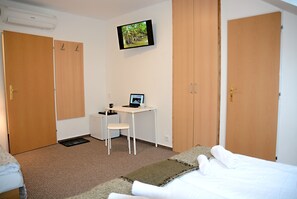 Quarto triplo (10) | Individualmente decorados, escrivaninha