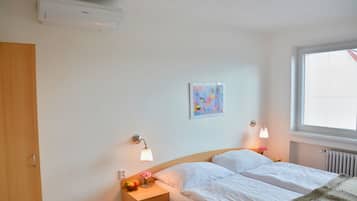 Double Room (4) | Individually decorated, desk, laptop workspace, free cribs/infant beds