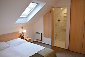Dobbeltværelse med dobbeltseng eller 2 enkeltsenge (14) | Individuelt design, skrivebord, arbejdsområde til bærbare computere